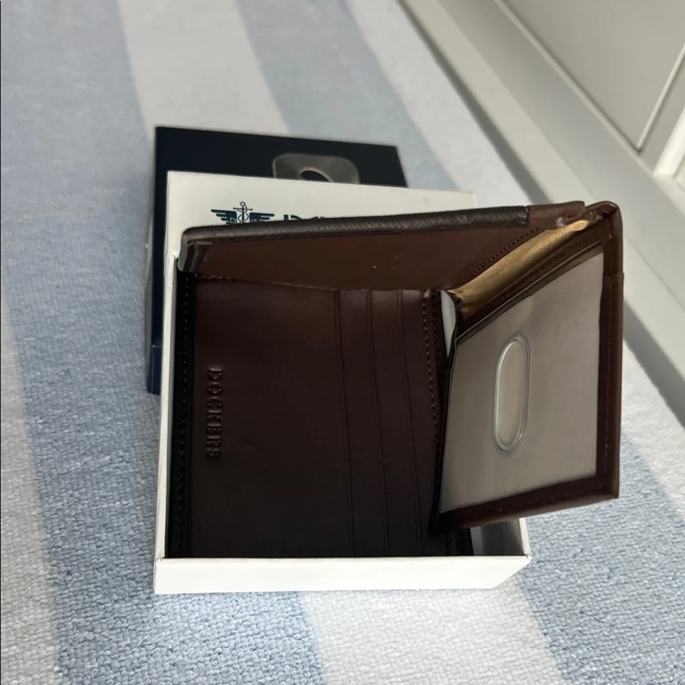 NWT Dockers Men's‎ Handcrafted Brown Bifold Wallet In Box